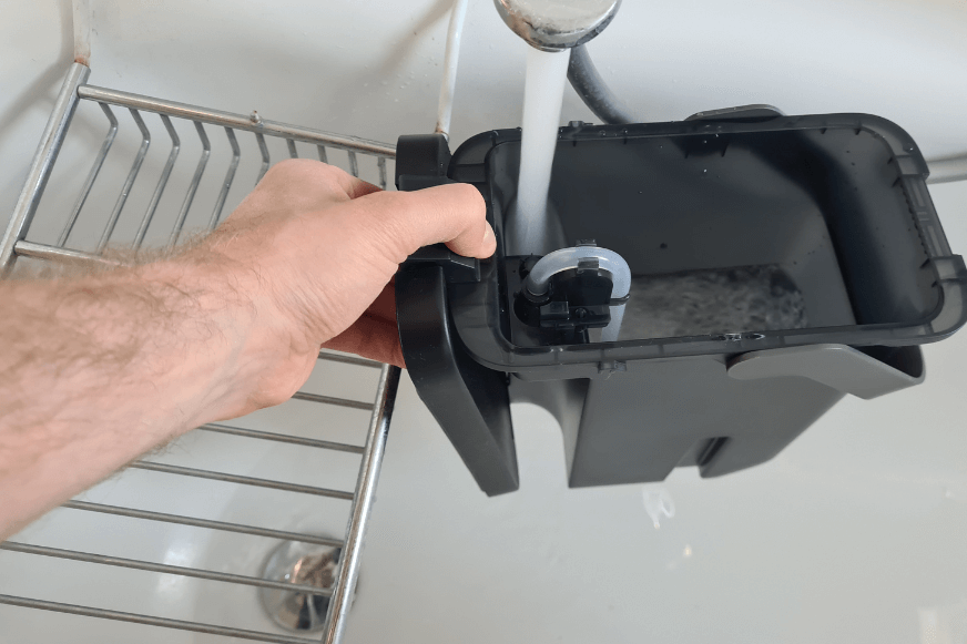 Вода поступает в резервуар для чистой воды Roborock S7 Pro Ultra